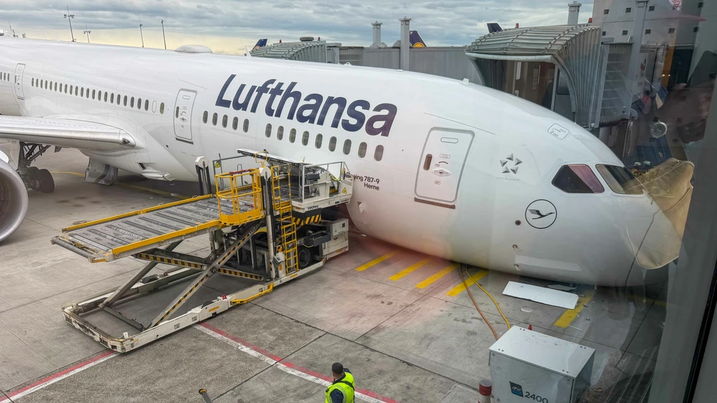 Boeing 787 Dreamliner van Lufthansa zakt door neuswiel